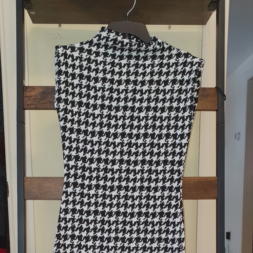 Houndstooth Bodycon Dress - Picture 4 of 4